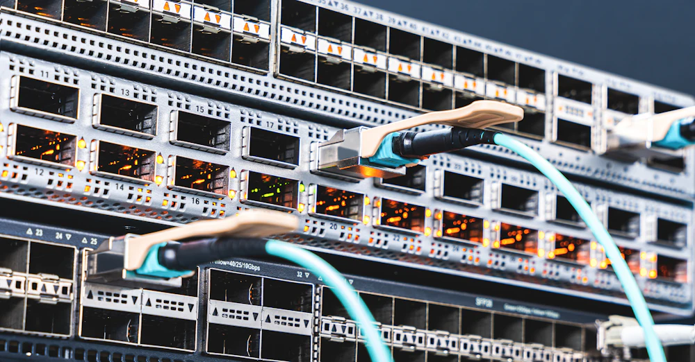 Hochdichter Switch mit gesteckten Kupfer-Direktkabeln und leuchtenden Port-LEDs